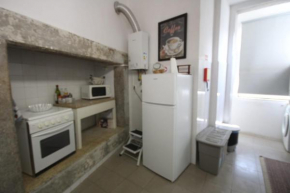 Private small single room in central Lisbon with No Outside Window and shared bathroom